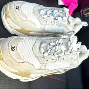 Shoe balenciaga for woman size 9 beige color